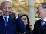 Thủ tướng Israel Benjamin Netanyahu và Phó Chủ tịch Trung Quốc Vương Kỳ Sơn trong chuyến thăm Jerusalem ngày 24/10/208 (Ảnh: ForeignPolicy)
