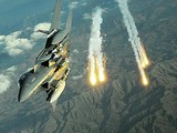 Một chiếc F-15 Strike Eagle trong một cuộc huấn luyện ở Afghanistan (Ảnh: AP)