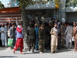 Người dân xếp hàng dài trong nhiều giờ để rút tiền tại một ngân hàng ở thủ đô Kabul (Ảnh: AP)