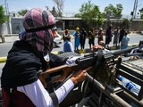 Chiến binh Taliban ngồi sau súng máy đi tuần tra thủ đô Kabul, Afghanistan hôm đầu tuần này (Ảnh: AFP)