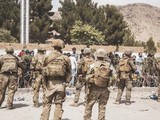 Binh sĩ Mỹ đảm bảo an ninh tại sân bay ở thủ đô Kabul (Ảnh: RT)