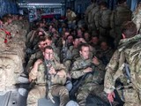 Binh sĩ Anh trên một chuyến bay rời khỏi Kabul, Afghanistan (Ảnh: AP)
