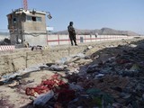 Một tay súng Taliban đứng gác ở hiện trường vụ đánh bom kép hôm 26/8 (Ảnh: AFP)