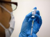 Nhân viên y tế chuẩn bị mũi tiêm vaccine của Moderna tại một trung tam tiêm chủng ở Tokyo, Nhật Bản (Ảnh: Reuters)