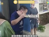 Ông Wang ăn lại đồ thừa của học sinh (Ảnh: Baidu)
