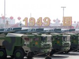 Mẫu tên lửa siêu thanh DF-17 của Trung Quốc trong một cuộc diễu binh (Ảnh: National Interest)