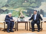 Ông Henry Kissinger là vị khách đáng kính đối với nhiều lãnh đạo Trung Quốc, trong đó có Chủ tịch Tập Cận Bình (Ảnh: Xinhua)