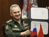 Bộ trưởng Quốc phòng Nga Sergei Shoigu ký lộ trình tăng cường hợp tác quân sự với Trung Quốc (Ảnh: AP)