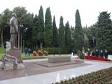 Người dân Azerbaijan đặt vòng hoa tưởng nhớ lãnh tụ dân tộc Heydar Aliyev trong hôm 12/12 (Ảnh: AzerNews)