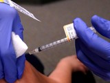 WHO khuyến nghị những người đã từng mắc COVID-19 vẫn nên tiêm vaccine (Ảnh: AP)