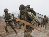 Lính dự bị Ukraine trong một cuộc tập trận ở Kiev ngày 18/12 (Ảnh: EPA)