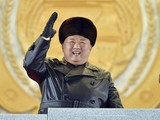 Lãnh đạo Triều Tiên Kim Jong-un trong cuộc diễu binh hồi tháng 1/2021 (Ảnh: AP)