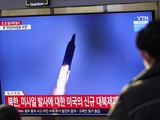 Người dân Hàn Quốc the dõi thông tin về vụ thử tên lửa của Triều Tiên trên truyền hình (Ảnh: AP)
