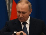 Tổng thống Nga Vladimir Putin xem đồng hồ trước cuộc họp báo chung với Tổng thống Pháp Emmanuel Macron (Ảnh: EPA)