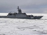 Một tàu hải quân Nga băng qua eo biển La Perouse (Ảnh: AP)