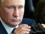 Tổng thống Nga Vladimir Putin quan sát một cuộc tập trận (Ảnh: AP)