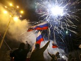 Người dân ở Donetsk ăn mừng sau quyết định công nhận của Tổng thống Vladimir Putin (Ảnh: AP)
