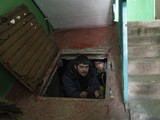 Người dân ở Mariupol, Ukraine nấp dưới hầm trú ẩn (Ảnh: AP)