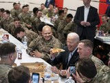 Tổng thống Joe Biden dùng bữa với cá binh sĩ Mỹ tại Ba Lan (Ảnh: AP)