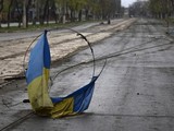 Quốc kỳ của Ukraine tại thành phố Mariupol trong bức ảnh chụp ngày 18/4 (Ảnh: AP)