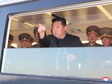 Nhà lãnh đạo Triều Tiên Kim Jong-un thị sát vụ phóng vũ khí hôm 17/4 (Ảnh: KCNA).