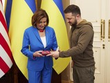 Chủ tịch Hạ viện Mỹ Nancy Pelosi và Tổng thống Ukraine Volodymyr Zelensky trong bức ảnh được công bố ngày 1/5 (Ảnh: AP)