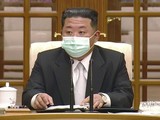Lãnh đạo Triều Tiên Kim Jong-un đeo khẩu trang trong một cuộc họp về ứng phó COVID-19 ngày 12/5 (Ảnh: AP)