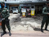 Binh sĩ canh gác tại một trạm xăng cạn kiệt ở thủ đô Colombo, Sri Lanka ngày 15/6 (Ảnh: CNN)