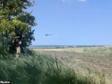 Binh sĩ Ukraine sử dụng tên lửa vác vai do Anh cung cấp (Ảnh cắt từ clip)