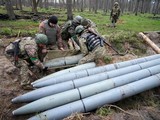 Binh sĩ Ukraine thu được nhiều tên lửa "Uragan" sau trận chiến ở làng Berezivka, Ukraine vào tháng 4/2022 (Ảnh: AP)