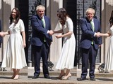 Cú bắt tay đầy uy lực giữa Thủ tướng Anh Boris Johnson và Thủ tướng New Zealand Jacinda Ardern (Ảnh: New Zealand Herald)