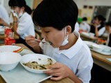 Học sinh dùng bữa trưa tại trường Senju Aoba (Ảnh: CNN)