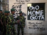 Binh sĩ tuần tra gần khu nhà ở của Tổng thống Gotabaya Rajapaksa ở Colombo, 3 ngày trước khi người biểu tình ập tới (Ảnh: AP)