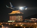 Hình ảnh máy bay quân sự Mỹ chở Chủ tịch Hạ viện Nancy Pelosi chuẩn bị hạ cánh ở sân bay Songshan, Đài Bắc (Ảnh: New York Times)