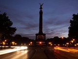 Đài Victoria Column ở Berlin, Đức không còn được thắt sáng lộng lẫy để tiết kiệm điện (Ảnh: Zuma Press)