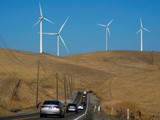 Nhiều nhà đầu tư hy vọng rằng đạo luật mới sẽ tăng cường quá trình chuyển dịch sang các loại năng lượng tái sinh như điện mặt trời, điện gió (Ảnh: AP)
