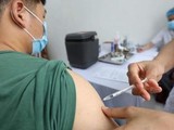 Tiêm thử nghiệm lâm sàng giai đoạn 3 vắc xin COVID Nano Covax cho người tình nguyện. Ảnh: Bộ Y tế.