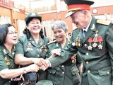 Đại tá, Anh hùng lực lượng vũ trang Nhân dân Nguyễn Văn Tàu gặp lại những đồng đội năm xưa.