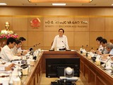 Bộ trưởng Bộ GD&ĐT Phùng Xuân Nhạ chủ trì cuộc họp.