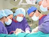 Các bác sĩ tiến hành phẫu thuật