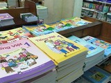 Bộ sách giáo khoa được bày bán tại hiệu sách.