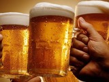Tiêu thụ rượu, bia trong thời gian dài sẽ dẫn đến nghiện rượu. Ảnh: Internet