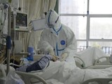 Nhân viên y tế thăm khám cho bệnh nhân tại Bệnh viện Trung ương Vũ Hán. Ảnh: REUTERS