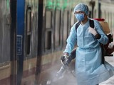 Nhân viên y tế tiến hành phun khử khuẩn, vệ sinh môi trường. Ảnh: Internet