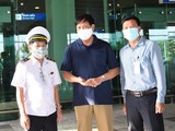 Thứ trưởng Bộ Y tế Đỗ Xuân Tuyên (giữa) kiểm tra công tác phòng, chống dịch COVID-19 tại Cảng Hàng không quốc tế Cần Thơ. Ảnh: Đình Anh - Bộ Y tế