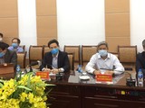Phó Thủ tướng Vũ Đức Đam ((thứ 2 từ trái sang) dự cuộc hội chẩn chuyên môn trực tuyến các ca bệnh nặng mắc COVID-19. Ảnh: Lê Hảo