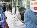 Lãnh đạo Bộ Y tế kiểm tra công tác khám, chữa bệnh tại bệnh viện (Ảnh - Lê Hảo)