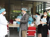PGS.TS. Lương Ngọc Khuê cùng đoàn công tác của Bộ Y tế kiểm tra Bệnh viện Việt Pháp. Ảnh: Lê Hảo