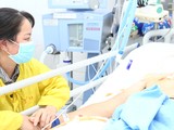 Bệnh nhân Phạm Viết Mạc trong tình trạng nguy kịch vì thiếu nhóm máu hiếm. Ảnh: BVCC