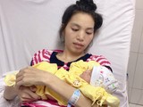 Chị Lù Thị Trình hạnh phúc bên bé gái mới chào đời. Ảnh: Bệnh viện Hữu nghị Việt Đức